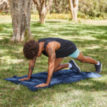 ⁦منشفة رياضة سريعة الجفاف - أزرق غامق - مقاس كبير⁩ - الصورة ⁦3⁩