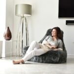 ⁦كرسي بين باج كبير فرو - رمادي⁩ - الصورة ⁦2⁩