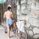 ⁦منشفة بحر  سريعة الجفاف - رمادي مخطط - مقاس كبير⁩ - الصورة ⁦5⁩