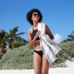 ⁦منشفة بحر  سريعة الجفاف - رمادي مخطط - مقاس كبير⁩ - الصورة ⁦3⁩