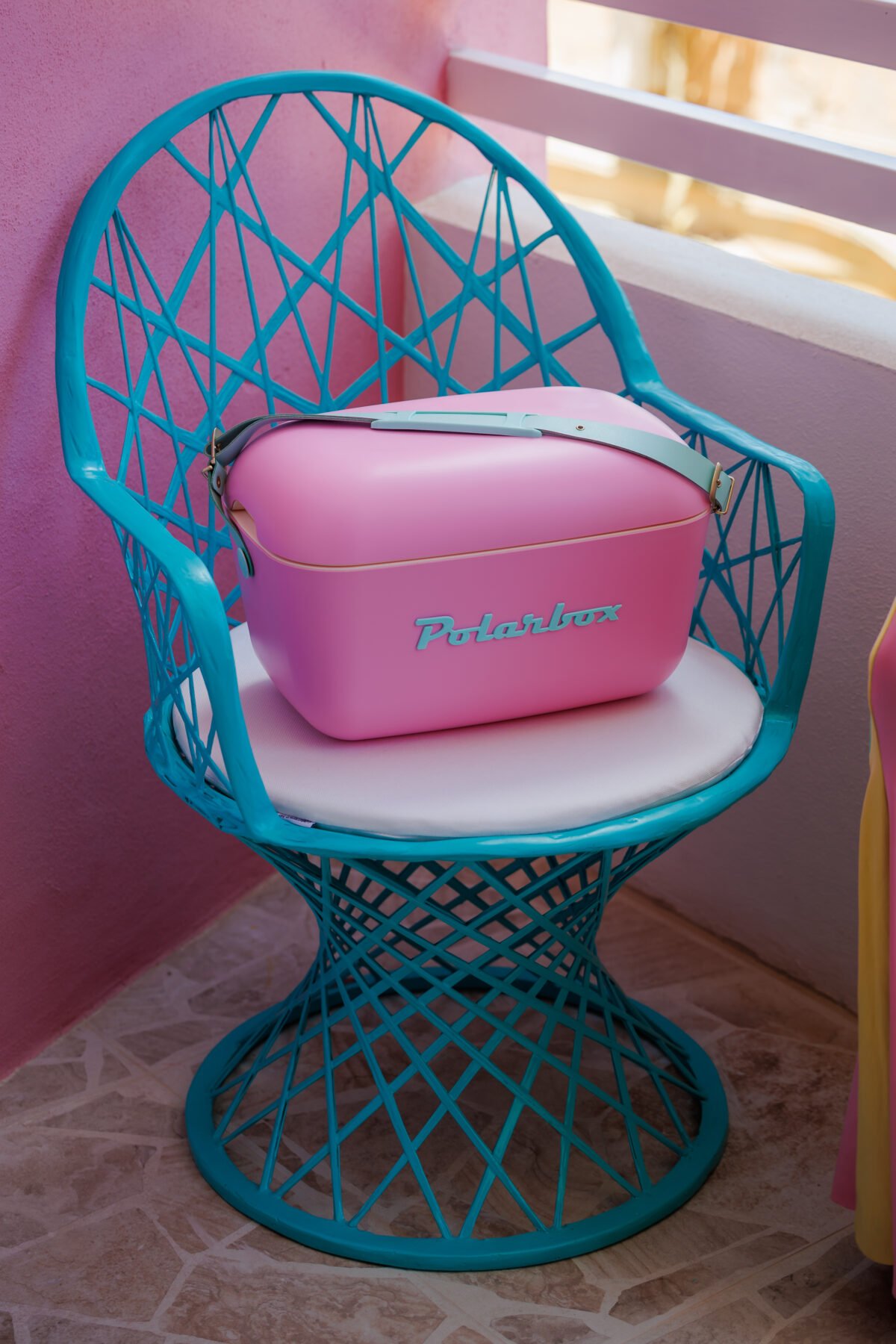 Polarbox® Retro Ice Box Bubblegum Pink - Cyan Pop 12L - Image 4